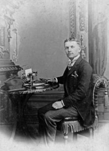 Photograph of a businessman with a Hammond typewriter, 1896 - 1900.