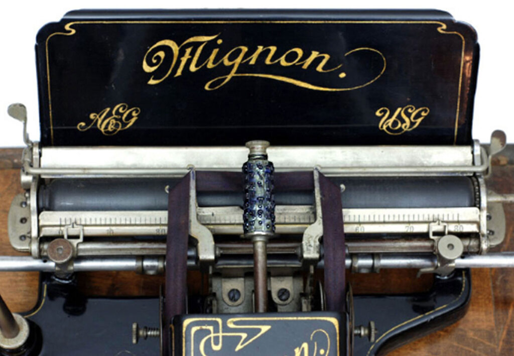Photograph of the Mignon paper table and carriage.