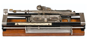 Front view of the Alexis typewriter.
