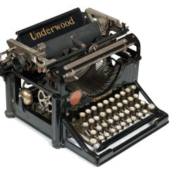 Photograph of the Underwood 1 typewriter.